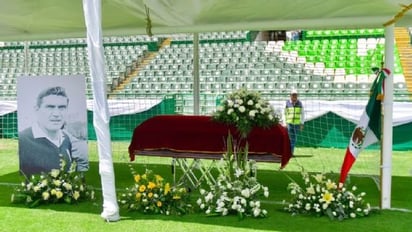 Despiden a 'Tota' Carbajal cantando El Rey en el Estadio de León