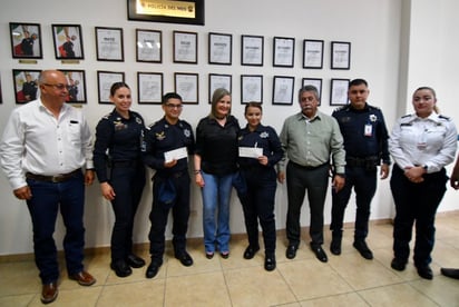 Premian al y a la policía de abril