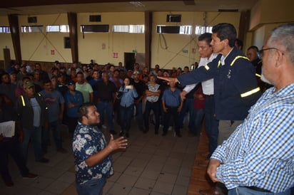 Obreros desconocen a líderes en acalorada reunión