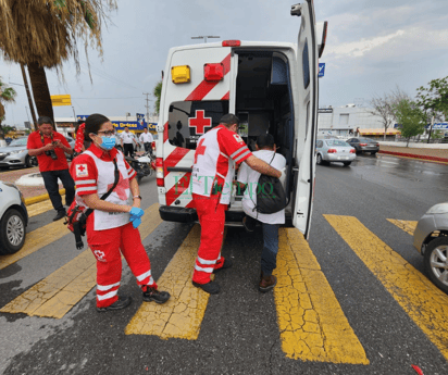 Motociclista se estrella contra camioneta en el bulevar Harold R. Pape