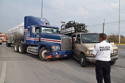 Familia de paisanos fue embestida por tráiler en la entrada norte de Monclova