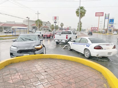 Conductora provoca fuerte carambola en la colonia La Salle