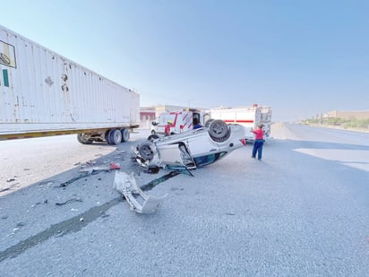 Tráiler se le atraviesa a auto y lo hace volcar