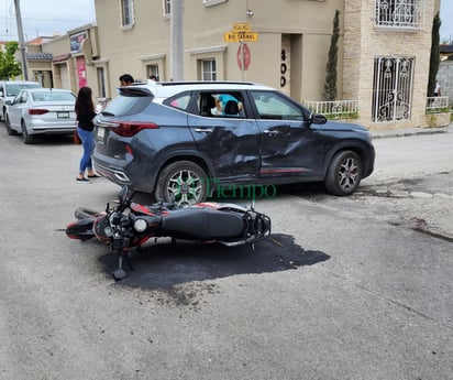 Motociclista se fractura brazo y pierna en choque