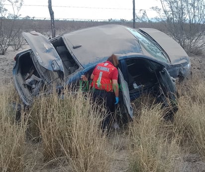 Matrimonio sufre volcadura en la carretera Monclova-Saltillo