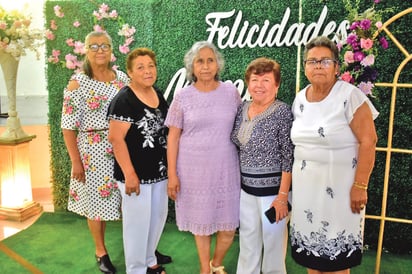 El Desarrollo Integral de la Familia de SB festeja a mamás del grupo de adulto mayor