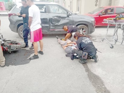 Motociclista se fractura brazo y pierna al estrellarse contra una camioneta