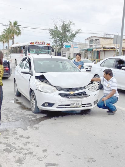 Mujer provoca choque por alcance en la 'Regina'