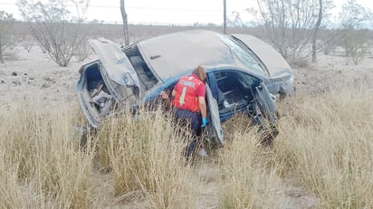 Pareja sufre volcadura en la Monclova-Saltillo