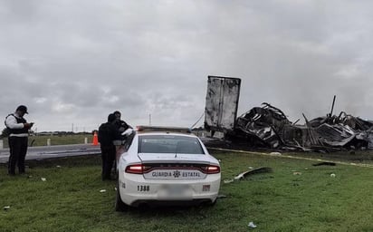 Doce personas murieron al chocar su camioneta contra un tráiler en Tamaulipas 