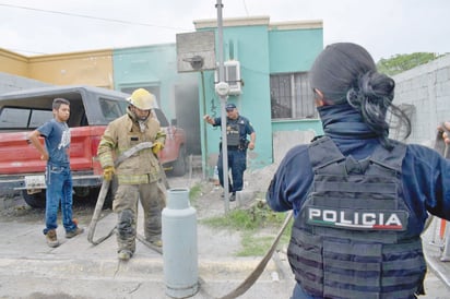 Bomberos rescatan a dos gatos en incendio de casa