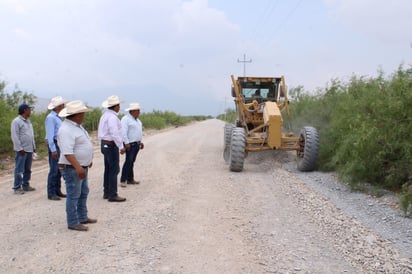 Ejidos de Cuatro Ciénegas reciben rehabilitación en caminos de acceso