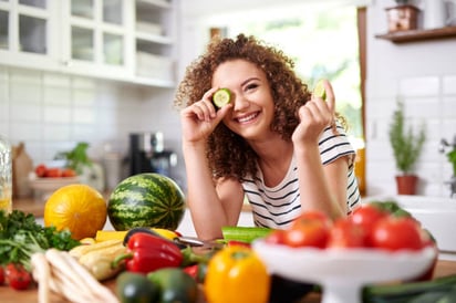 5 alimentos que te ayudan a verte joven: Hay alimentos antioxidantes que contrarrestan el estrés oxidativo que soportan los tejidos y pueden retrasar el envejecimiento.
