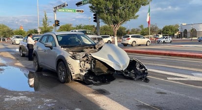 Semáforos sin funcionar provocan accidente vial frente a presidencia