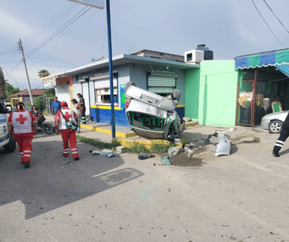 Conductor ignora alto, lo chocan y vuelca en la Hipódromo de Monclova