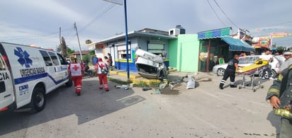 Chofer ignora alto, lo chocan y vuelca en la colonia Hipódromo