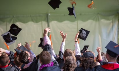 Abuelo recibe aplausos virtuales luego de graduarse de la Universidad a sus 72 años: Un anciano se graduó y fue furor en las redes sociales.
