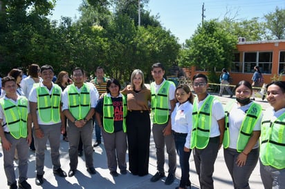 Alcaldesa supervisa instalación de techumbre en escuelas