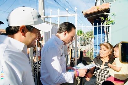 Manolo Jiménez recorre la colonia Cumbres 