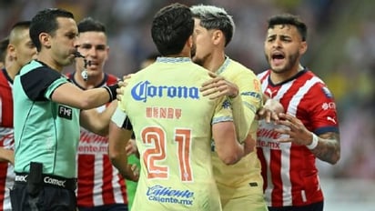 Henry Martín y Alexis Vega llegan a los empujones en el Clásico Nacional