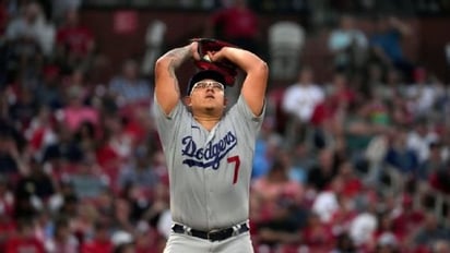 Julio Urías impone dos marcas negativas frente a Cardinals