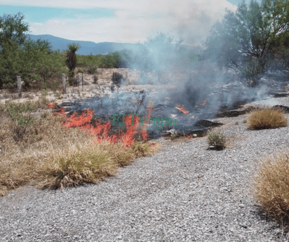 Bomberos combaten incendio y fuga de gas en la Monclova-Sabinas