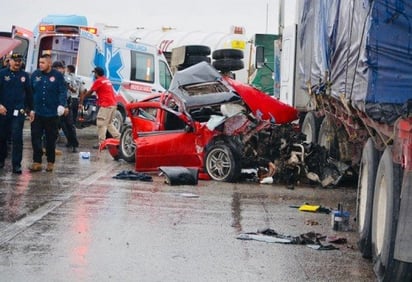 Fuerte accidente en la Carretera 57 entre una pipa, un tráiler y un auto; hay personas prensadas