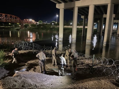 Autoridades de EE.UU colocan alambre de púas para evitar ingreso masivo de migrantes