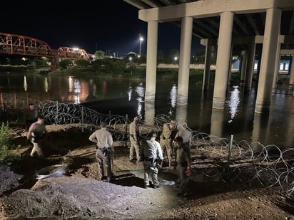 Con alambre de púas cierran autoridades de EU la frontera