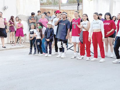 Estudiantes celebran con desfile de disfraces San Buenaventura