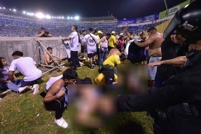 Estampida en estadio deja 12 muertos en El Salvador 