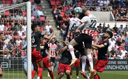 Partido de locura entre el PSV y el Heerenveen, Érick Gutiérrez lo vio desde la banca