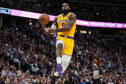 ¡Vaya golpe! LeBron James dejó sangrando a un referee tras chocar con él