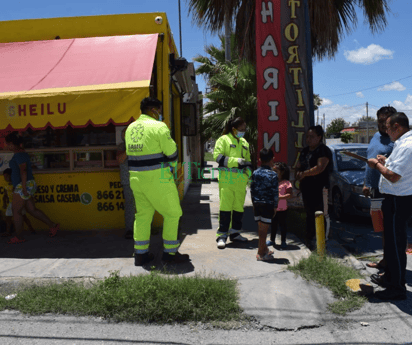 Conductor se 'vuela' alto obligatorio y provoca una colisión