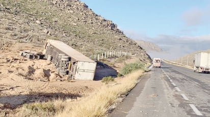 Chofer de tráiler burla a la muerte en la carretera Ciénegas-San Pedro