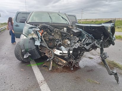 ¡Otro carreterazo! 2 unidades terminan destrozadas en Nava