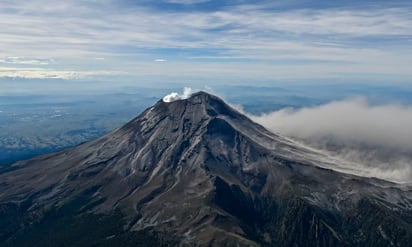 Además del Popocatépetl, ¿cuáles son los volcanes activos de México?: México posee un suelo muy accidentado, con un gran número de cordilleras, montañas, montes, colinas y volcanes
