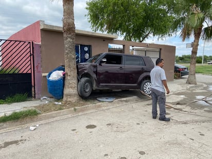 Conductor esquiva una moto y se incrusta en un domicilio 