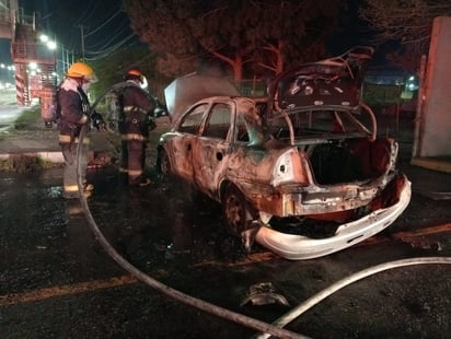 Cafre choca y huye, vehículo termina en llamas