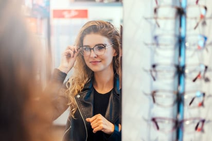 4 señales que indican que necesitas usar lentes: hay personas que llegan a los 50 años sin hacerse un examen visual