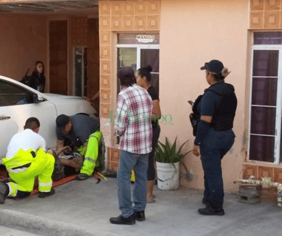 Auto cae encima de hombre que lo reparaba en la Industrial de Monclova  