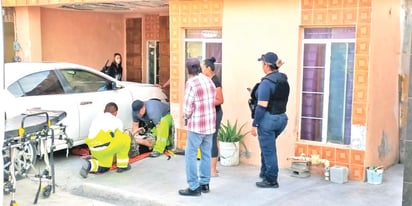 Vehículo cae encima de hombre que lo reparaba