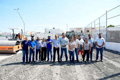 Alcalde Mario Dávila supervisa avances en el campo de béisbol infantil Bravos de Teocalli