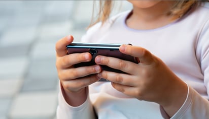 Niña de 10 años gasta $45,000 en juego 'Roblox' sin que sus padres se dieran cuenta.