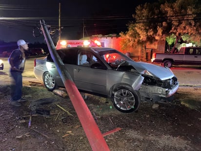 Jovencita destroza un poste de madera y su vehículo en El Edén 