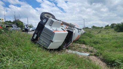 Camión de Triturados de Piedras Negras provoca daños en banqueta y vuelca en la Hidalgo