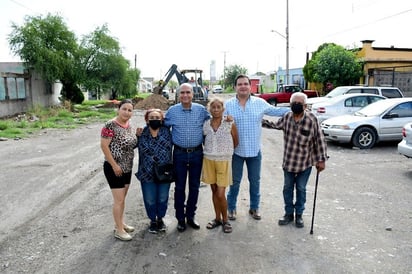 El Alcalde Mario Dávila supervisa obra de pavimentación en la colonia Ramos Arizpe