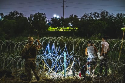 Blindan la frontera colocan alambre de púas a lo largo del rio 