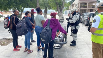 Contingente de migrantes es asegurado en el puente internacional l