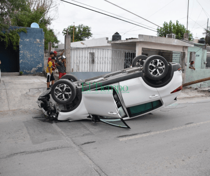 Mujer de la tercera edad choca con poste y vuelca en la Guadalupe